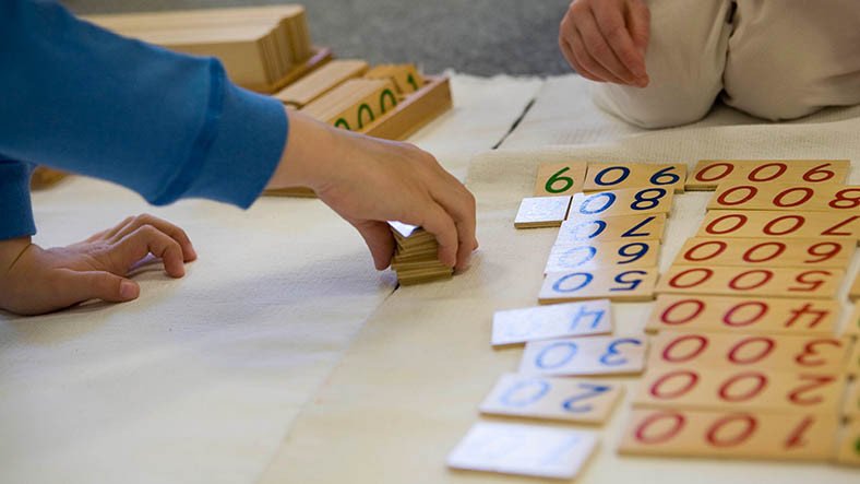 Çocuğunuzun Kendi Seçimlerini Yapıp ve Başarılı Olmasını Sağlayan 'Montessori Eğitimi' Nedir?