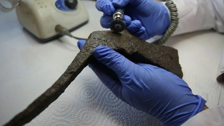 "Döner Bıçaklarıyla Dalalım Abi" Gerçekmiş: Assos'ta 1300 Yıllık Pala ve Balta Bulundu