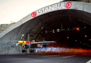 Dünyada Bir İlk: Uçakla İstanbul’da Arka Arkaya İki Tünelin İçinden Uçan Pilot Guinness Rekorlar Kitabı’na Girdi