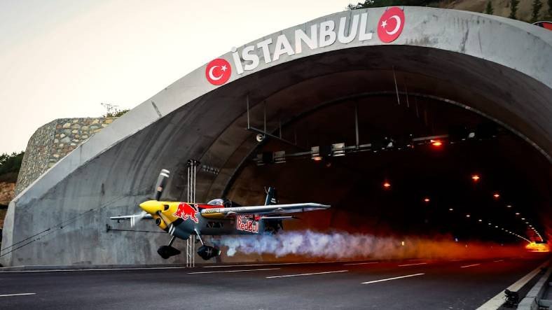 Dünyada Bir İlk: Uçakla İstanbul'da Arka Arkaya İki Tünelin İçinden Uçan Pilot Guinness Rekorlar Kitabı'na Girdi