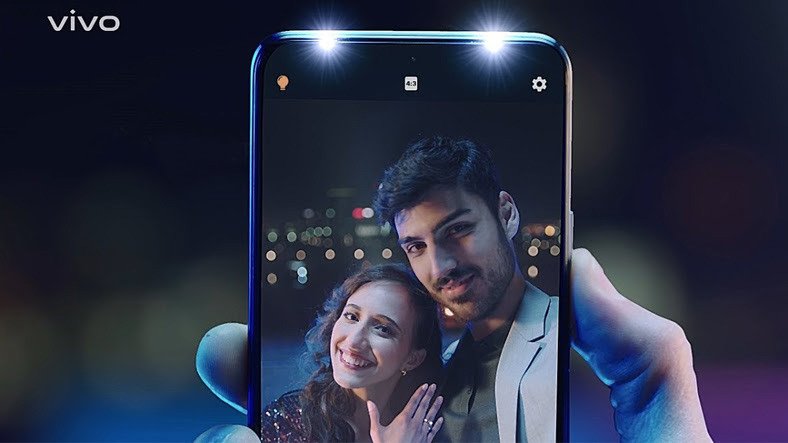 Ön Tarafta Çift LED Flaş ile 'Düşük Işıkta Selfie' Sorununu Çözen Telefon: vivo V21 Türkiye’de