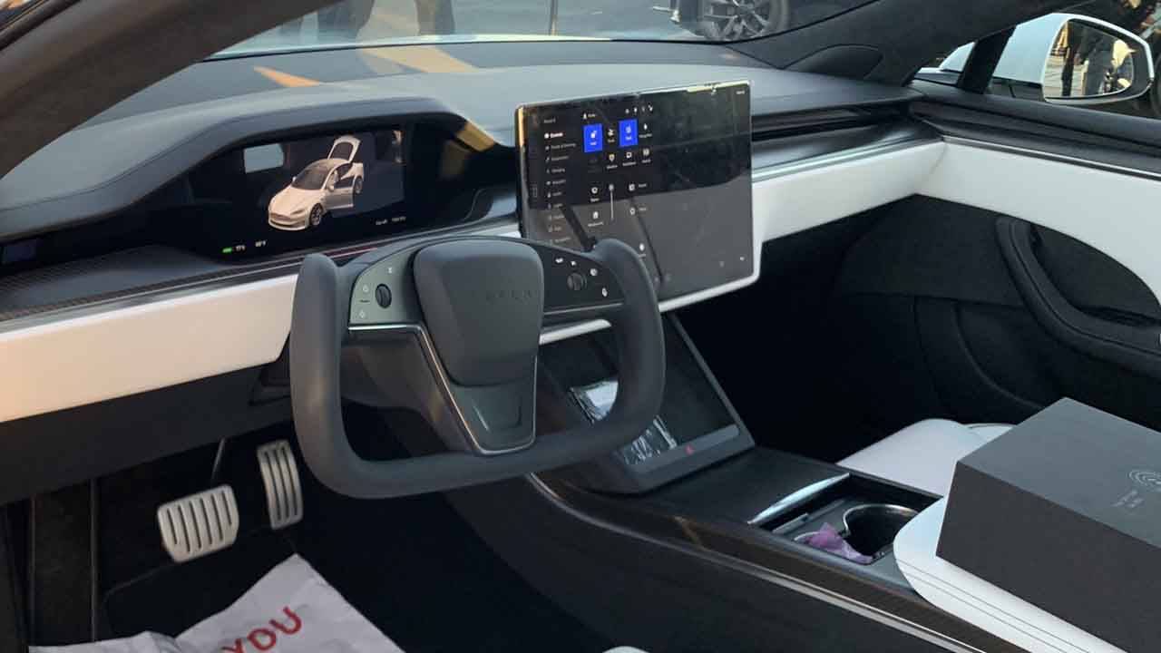 Tesla Model S Plaid direksiyon