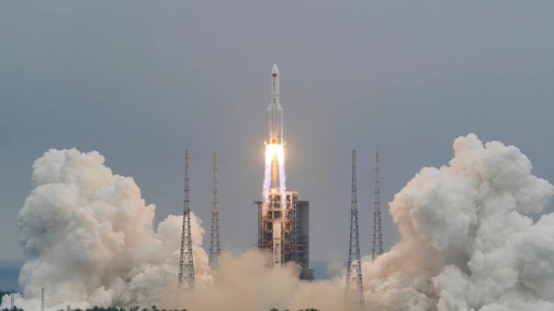 Uzay Yarışları: Çin, Ay’a Mürettebatlı Roket Göndermeye Hazırlanıyor