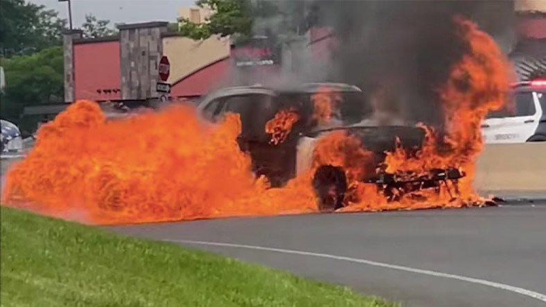 Yanan BMW X1’in Sürücüsü, Tesla Sahiplerinin Uyarısıyla Canını Zor Kurtardı